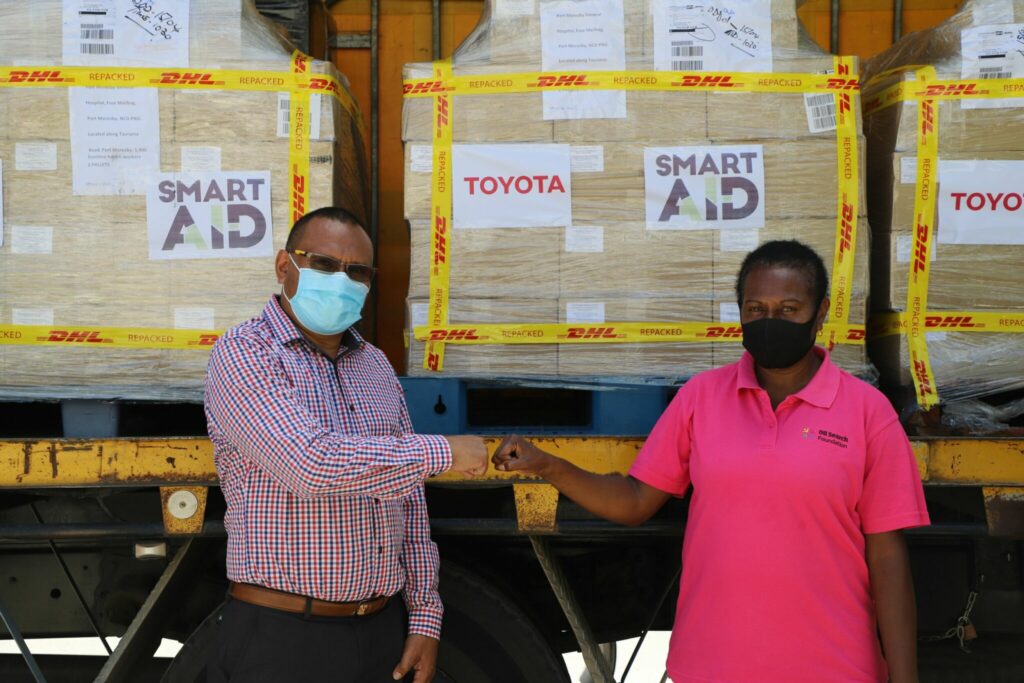 Dr Kone Sobi of PMGH receiving the donation from foundation rep